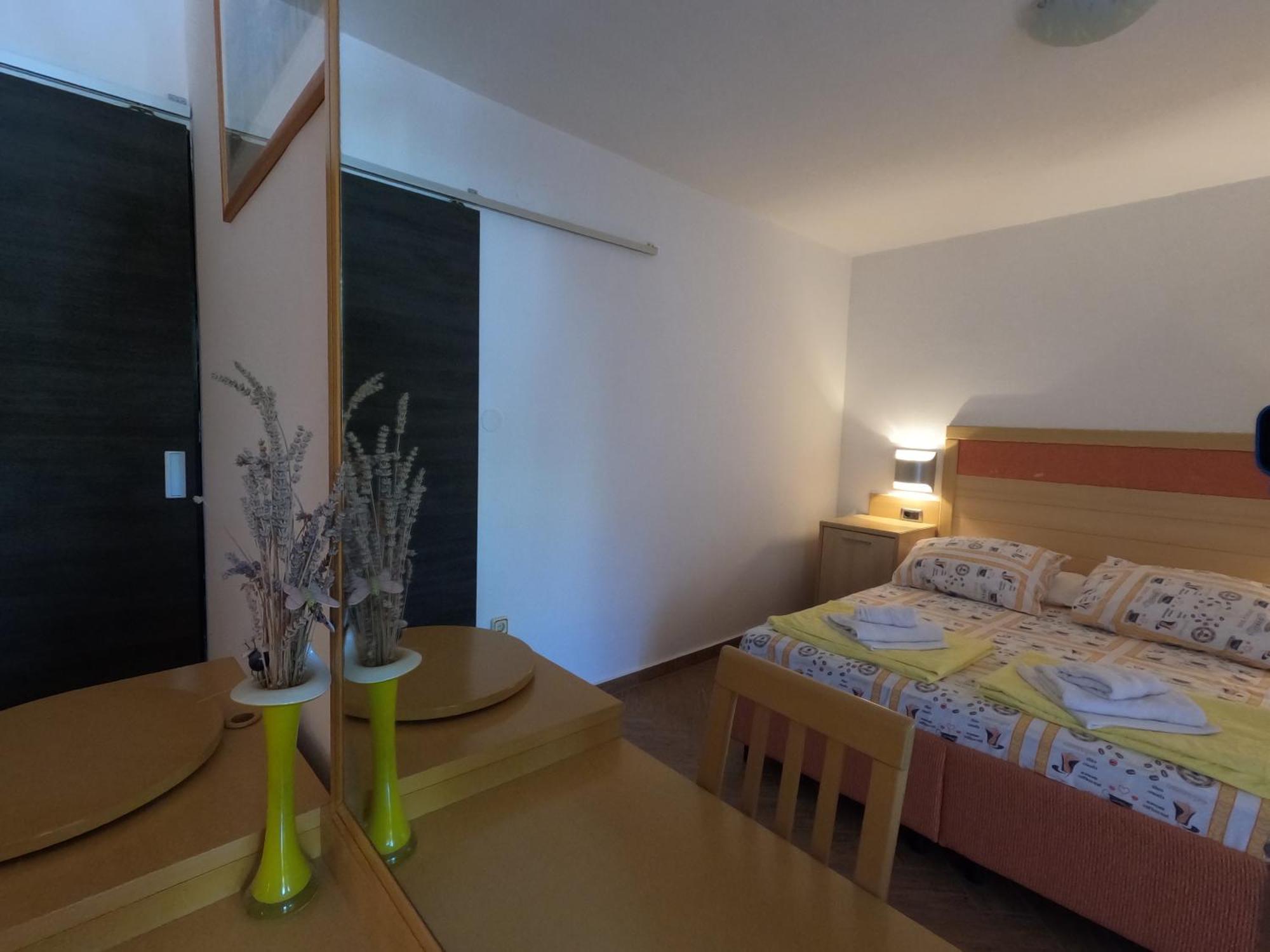 Apartmani Daniela Rab Town Exterior photo