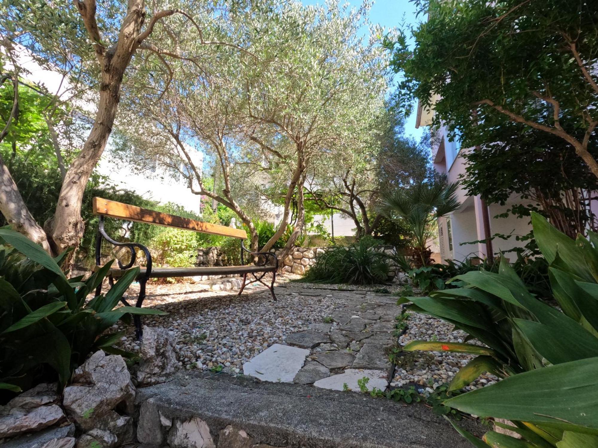 Apartmani Daniela Rab Town Exterior photo